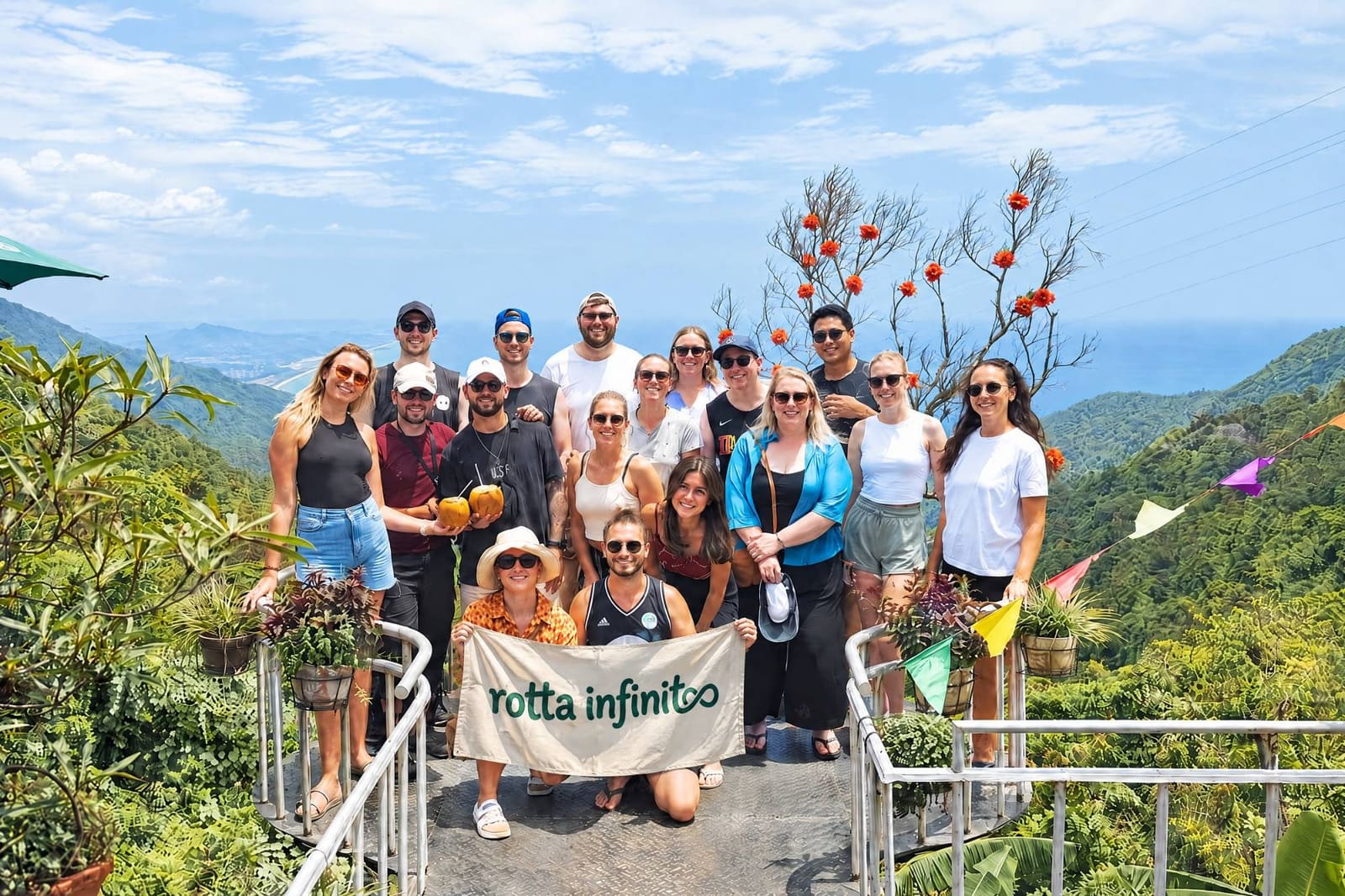 Il gruppo su una terrazza panoramica in Vietnam, montagne e bandierine colorate
