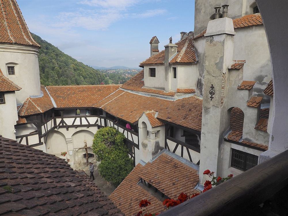 Il cortile del castello visto da una finestra