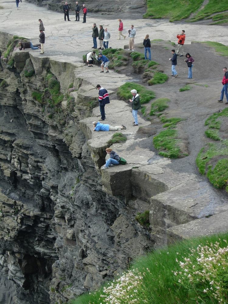 I visitatori sul prato in cima alle scogliere