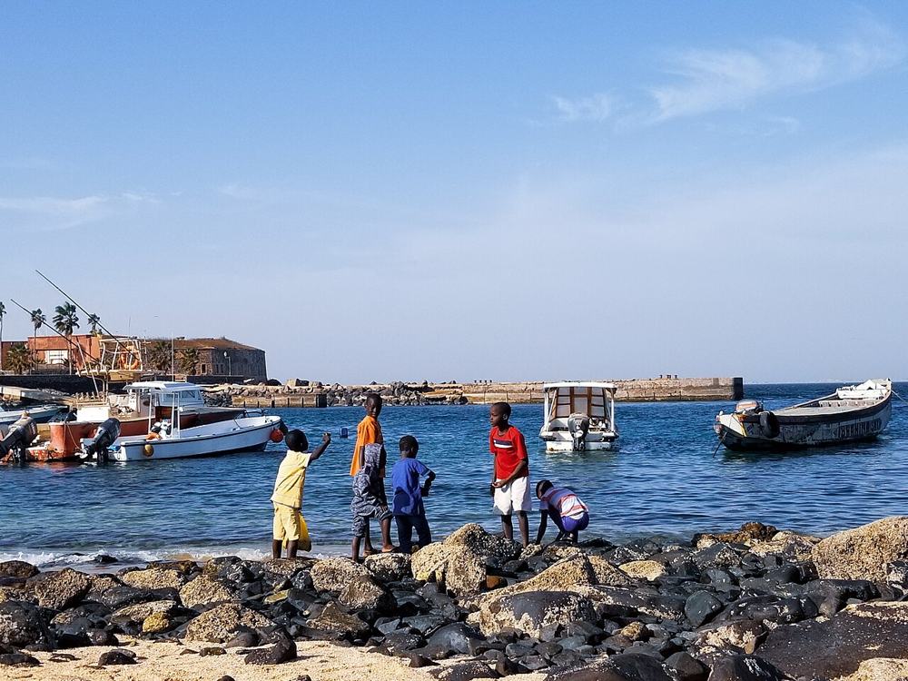 Il porticciolo di Gorée, con i ragazzi sugli scogli