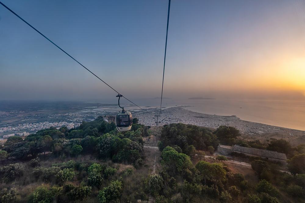 La funivia che sale a Erice al tramonto