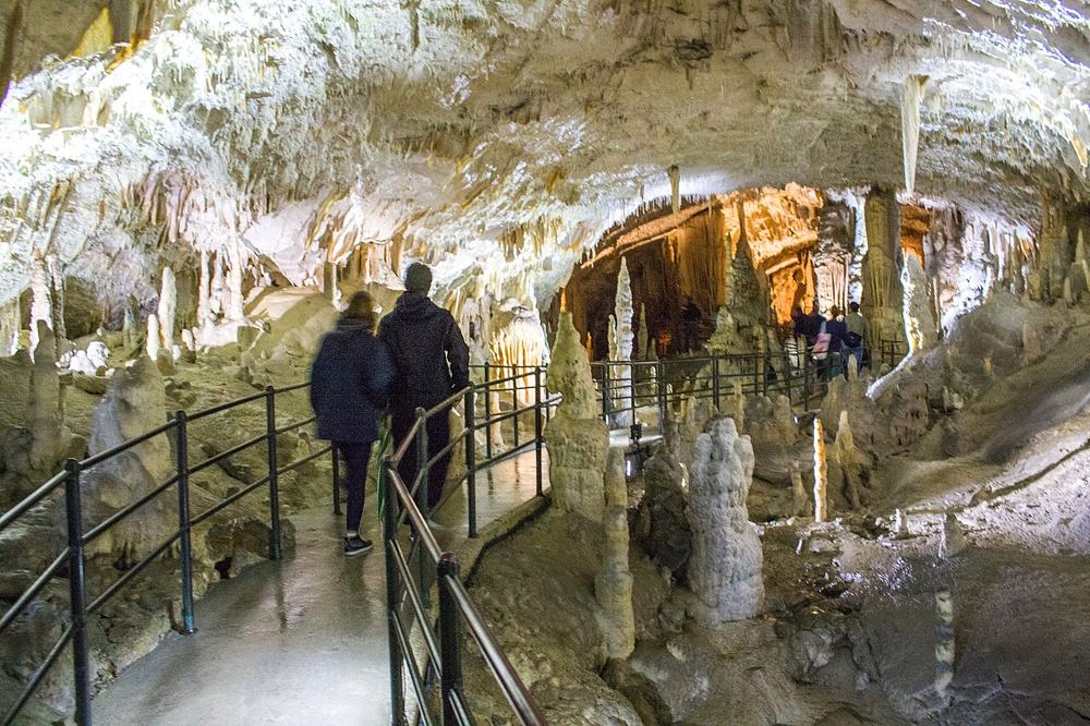 Il percorso a piedi dentro le grotte di Postumia