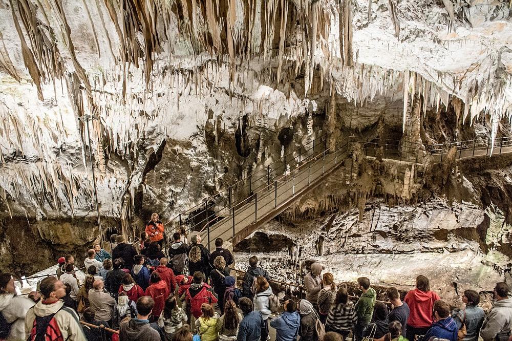 La sala grande delle grotte, piena di gruppi