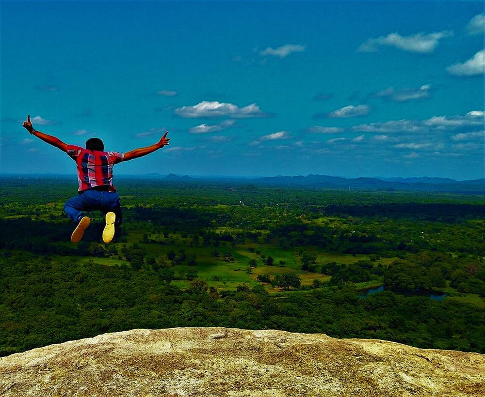 In cima a Pidurangala, con Sigiriya di fronte