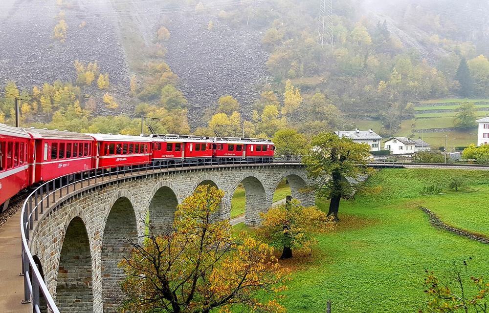 Il viadotto elicoidale di Brusio con il treno sopra