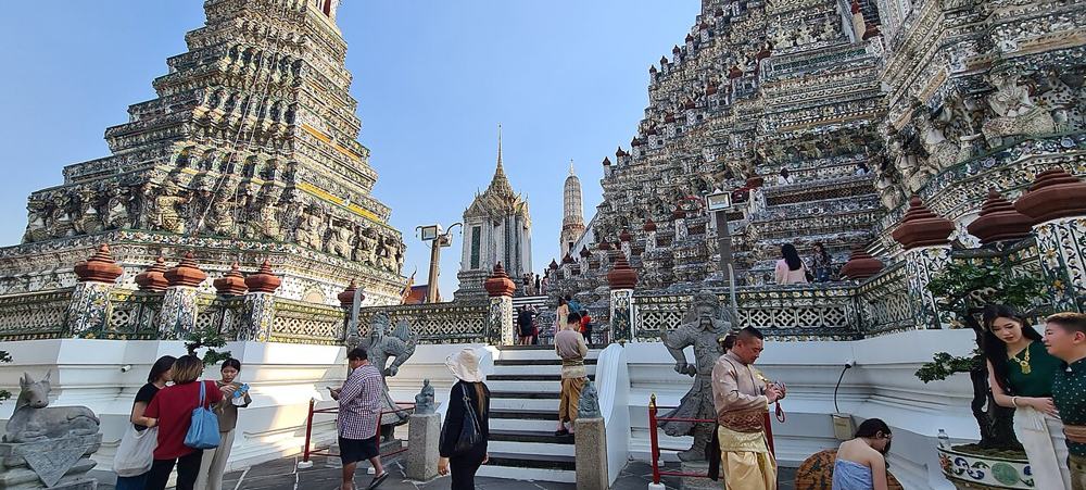 Turisti al tempio Wat Arun di Bangkok