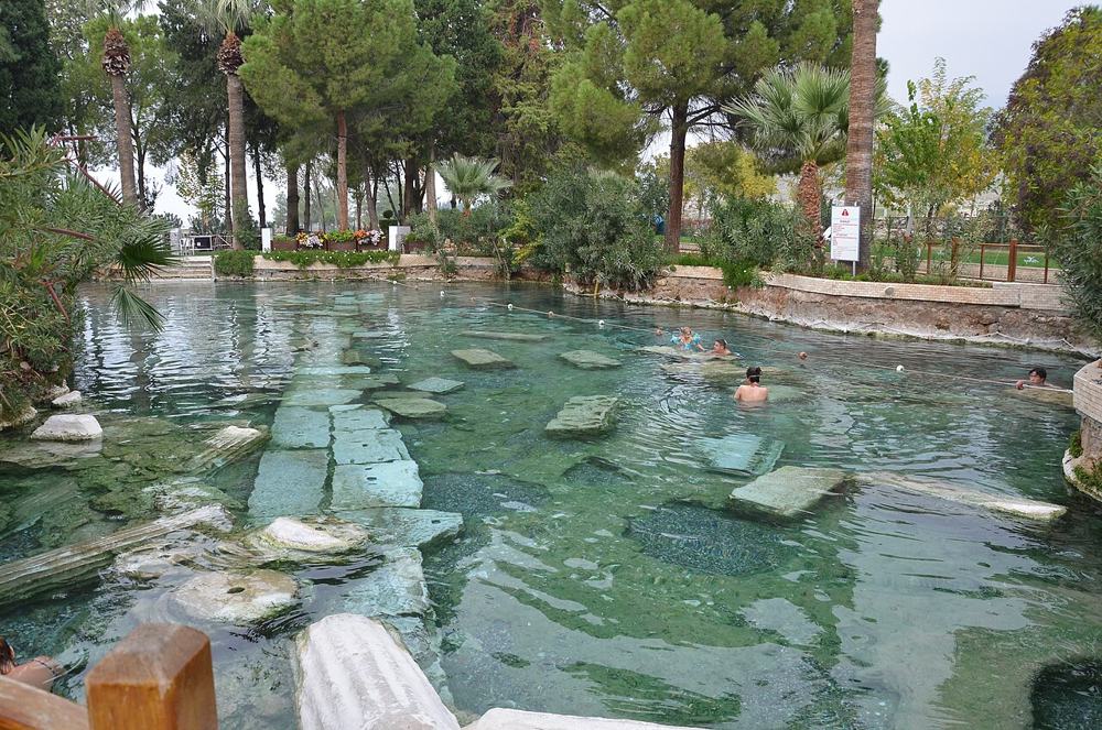 Nelle vasche turchesi di Pamukkale