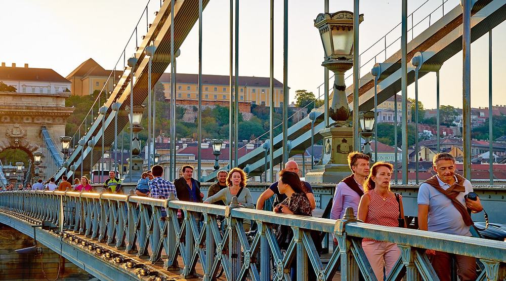 A piedi sul ponte delle Catene, verso Buda