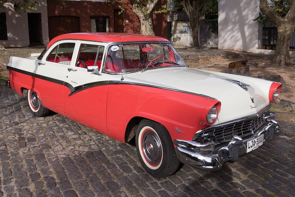 Un’auto d’epoca parcheggiata sull’acciottolato di Colonia