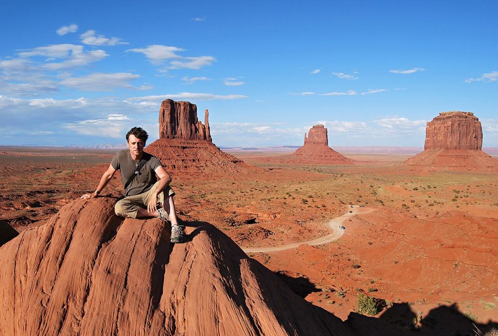 Io sulla roccia rossa sopra Monument Valley