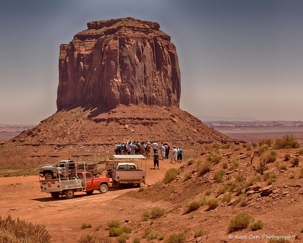 Il furgone del tour ai piedi delle rocce