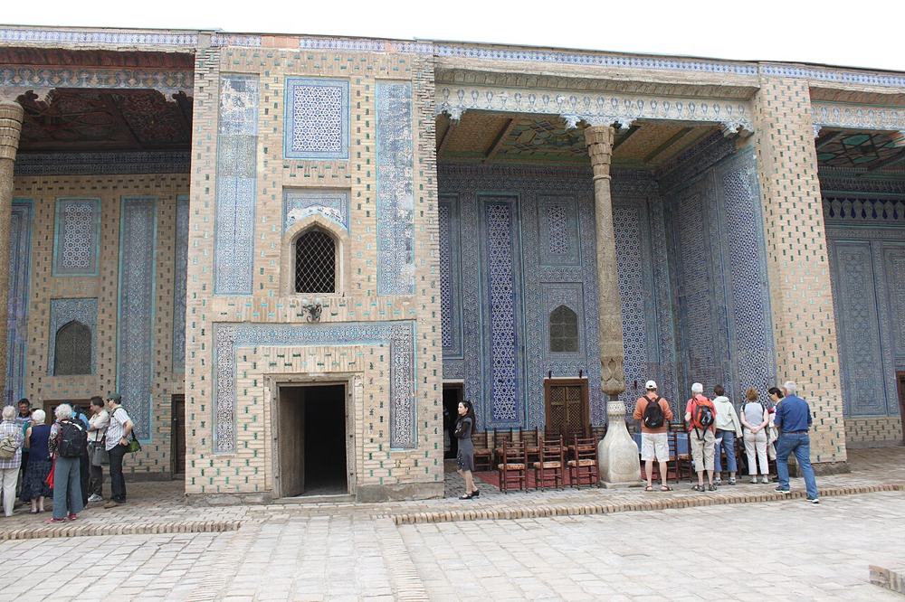 Il gruppo nel cortile della madrasa