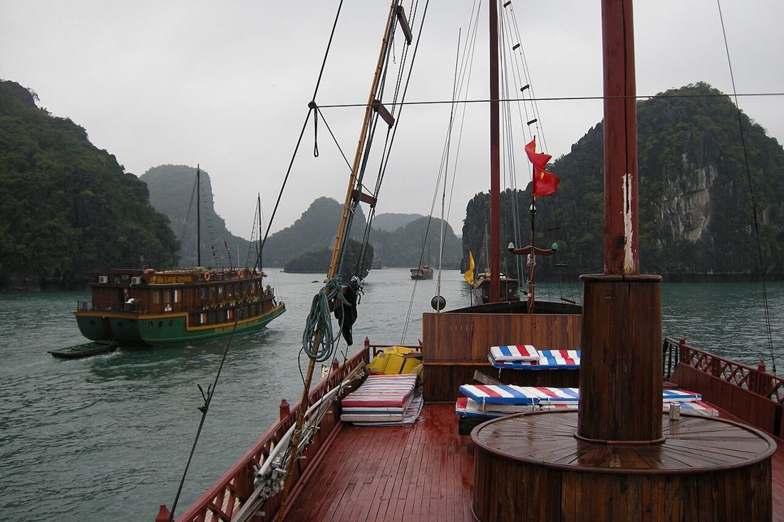 Il ponte di una barca nella baia di Ha Long