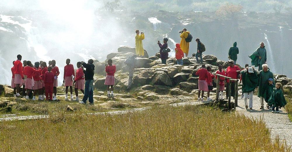 Il punto panoramico sulle cascate, tutti con il poncho